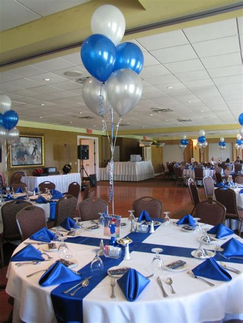 Centros de mesa con globos para decorar en fiestas