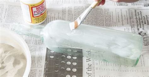 Cómo decorar botellas de cristal cubiertas de arena