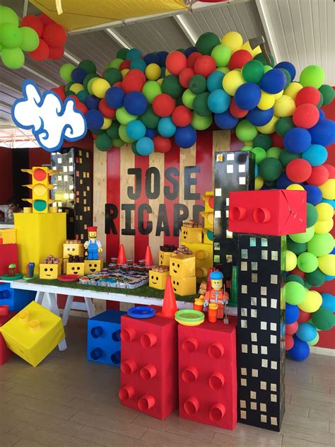 Decoración de fiesta infantil con Encanto de Lego City. By ...