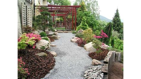decoracion de jardines con piedras y troncos