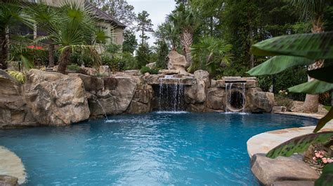 Decoración jardines con piscina con cascadas y rocas