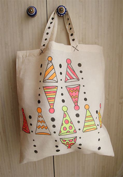 Decorate Canvas Tote Bags With Fabric Markers   creative ...