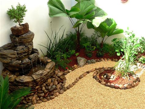 Diseño de un jardín muy pequeño con fuente, piedras y ...