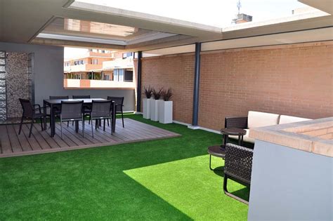 Diseño terraza con madera técnica y césped artificial ...