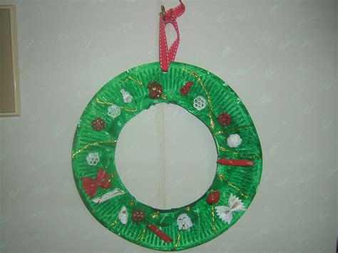 Easy Paper Plate Christmas Wreath Craft | Preschool Crafts ...