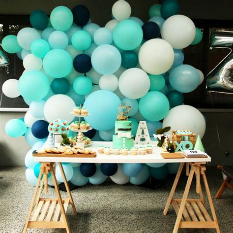 Ideas y arreglos de mesa para bautizo con globos y flores ...