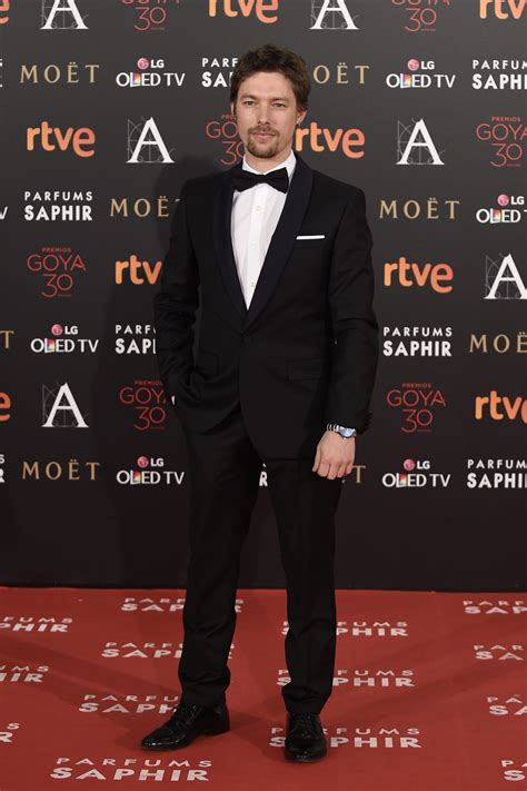Jan Cornet en la alfombra roja de los Premios Goya 2016 ...