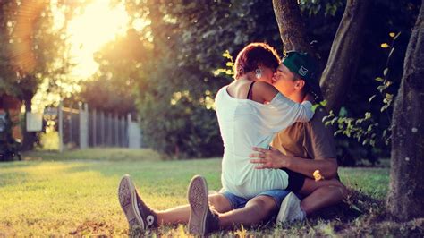 Kissing Couple Wallpapers, Pictures, Images