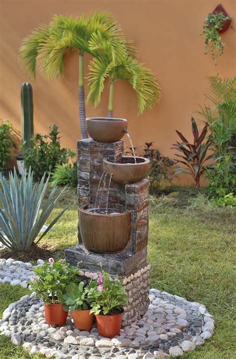Mejora tu patio, decorando con fuentes y hermosas plantas ...