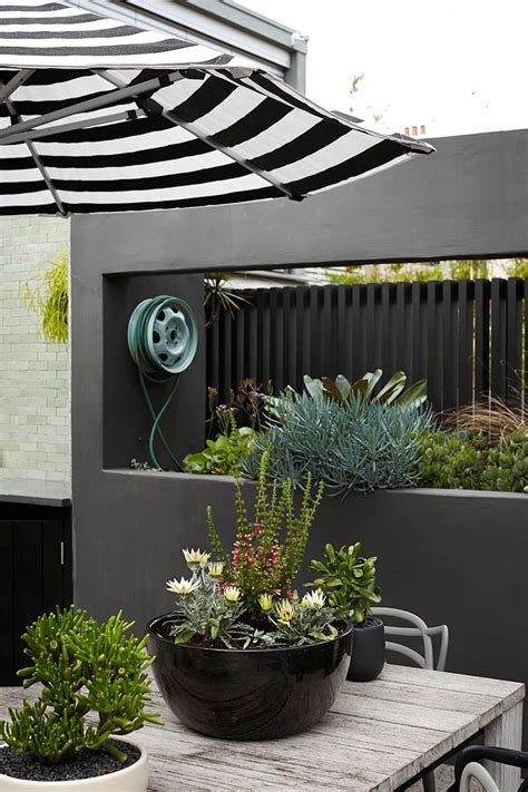 Terraza de diseño moderno en gris, blanco y negro