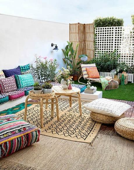 Terraza decorada con muebles, textiles y accesorios de ...